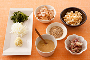 薬味をいろいろ加えると、味に変化がつきます。ご紹介した青じそ、ねぎ、しょうが、削り節の他にも、いりごま、揚げ玉などもおすすめです。