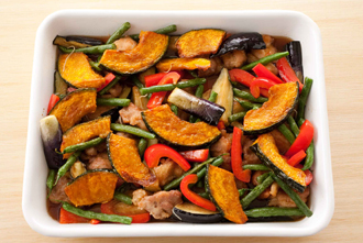 マリネ液をバットなどで混ぜ合わせ、揚げた野菜と鶏肉を熱いうちに入れてあえ、15分以上おいて器に盛る。
