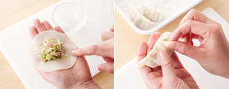 餃子の皮の中央に1のひき肉だねを大さじ1弱のせ、皮の端に水を塗って、ひだを寄せながら包む。
