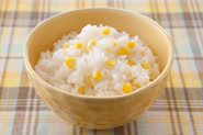 フレッシュなとうもろこしは、ぜひ炊き込みご飯でも楽しんで！　そいだコーンをご飯に炊き込み、普通に炊けばOK。量はお好みで。