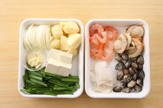ホタテは自然解凍する。あさりは殻と殻をかるくこすり合わせて洗う。豆腐は食べやすく切る。じゃがいもは4～5等分に食べやすく切る。玉ねぎは縦に幅5ミリに、にらは長さ4～5センチに切る。にんにくは薄切りにする。いかは3～4センチ四方に切り、外側に格子状に切り込みを入れる。
