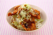 とんかつを食べやすく切って、丼にするのもおすすめ。たっぷりのキャベツとともにご飯の上にのせて、ウスターソースをかけます。
