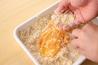 豚肉に小麦粉を薄くまぶし、溶き卵、パン粉の順にころもをつける。揚げ油を中温に熱し、豚肉を平らに広げて入れ、上下を返しながらきつね色になるまで揚げて取り出す。皿にキャベツとカツを盛り、くし形に切ったレモンを添えて、レモン汁をかけて食べる。