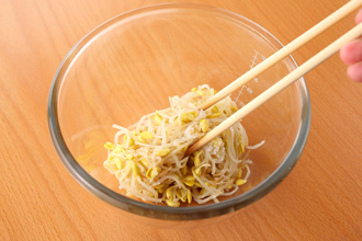 2種類のナムルを作る。豆もやし、ほうれん草はそれぞれ熱湯でゆでてざるに上げる。豆もやしをボウルに入れ、ごま油大さじ1、塩少々であえる。ほうれん草は食べやすい大きさに切って水気を絞り、ボウルに入れてごま油大さじ1、塩少々であえる。大根は長さ4～5センチのせん切りにし、塩少々をふってもみ、しんなりしたら水気をしっかり絞る。