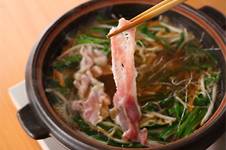 土鍋にBを入れて煮立たせ、炒めた野菜を加える。再び煮立ったら豚肉や春雨を入れ、火が通ったら取り分けて食べる。