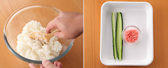 すし飯を作る。炊きたてのご飯をボウルに入れ、すし酢を回し入れる。しゃもじで切るように混ぜ、湯気をとばす。きゅうりは縦4等分に切る。