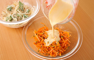 1つのボウルにごぼう、玉ねぎ、春菊を、もう1つのボウルにかぼちゃ、にんじんを入れる。別のボウルにAを混ぜて生地を作り、具を入れた2つのボウルに1/2量ずつ入れて混ぜる。