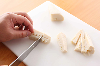 たけのこはよく洗う。先の柔らかい部分は縦に食べやすく切り、下の堅い部分は一口大の乱切りにする。わかめは水で戻す。