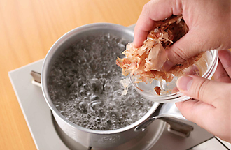 だし汁をとる。鍋に水を入れ、昆布を入れて1時間ほど浸す。強火にかけ、煮立ったら花かつおを入れてひと煮立ちさせ、火と止める。花かつおが沈んだらざるでこす。