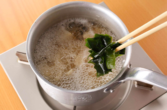 鍋にだし汁3カップ、薄口しょうゆ、塩、酒を入れて中火にかける。煮立ったらたけのこを入れて柔らかくなるまで煮る。わかめを加えてひと煮したら火を止める。器に盛ってすだちの輪切りを添える。
