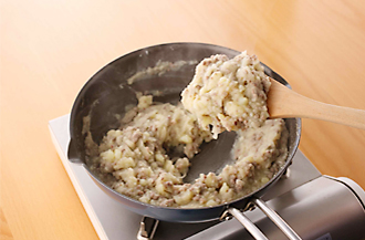 マッシュポテトとひき肉に汁っぽさがなくなったら火を止め、耐熱の器に入れる。パン粉を散らし、オーブントースターで焼く。仕上げにパセリを散らす。