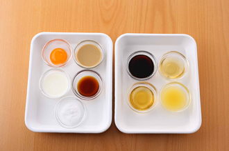 ポン酢じょうゆだれ、ごまだれの材料をそれぞれ混ぜ合わせ、2種類のたれを作る。タジン鍋に添えて、好みのたれをつけて食べる。
