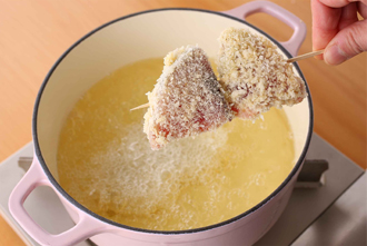 揚げ油を高温に熱し、かつおを入れて、1分ほど揚げる。アスパラガスも同様に揚げる。小鍋に赤ワイン、みそ、砂糖を混ぜて中火にかける。とろみが出てきたら火を止めてバターを加えて溶かす。串揚げに添えて、つけて食べる。