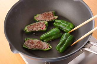 フライパンにサラダ油を中火で熱して1を並べて両面焼く。両面焼いたら、ピーマンの側を下にして（または、肉の面を上にして）小鍋で温めたAをフライパンに加えて2～3分煮る。