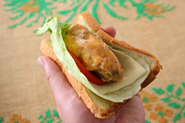 ソース煮が余ったら、食パンで巻いてロールサンドに。