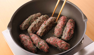 フライパンにサラダ油を中火で熱し、1を並べる。ころがしながら、全体に焼き色がつくまで焼いて取り出す。