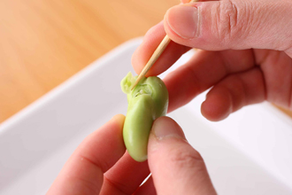 そら豆は薄皮をむく（竹串を使うとむきやすい）。