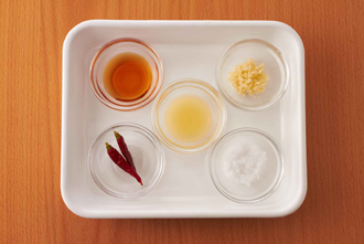タレの材料を混ぜ合わせる。香菜は長さ2cmに切る。焼きなすを皿に盛り、タレをかけて香菜を散らす。