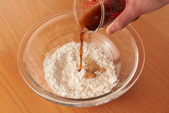 ボウルにころもの材料をよく混ぜ合わせる。じゃがいもの水気をペーパータオルでよく拭く。
