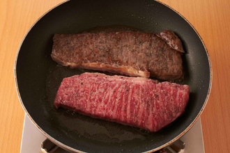 フライパンにサラダ油とにんにくを入れて中火にかけ、香りが出て薄く色づいたら取り出す。肉を並べ入れ、こんがりと焼き色がついたら裏返し、ブランデ－を加える。裏面にも焼き色がついたら皿に取り出す。