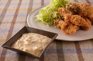 フライにはタルタルソースもよく合います。ゆで卵とマヨネーズで簡単に作れるのでぜひどうぞ。タルタルソース：ゆで卵1個、玉ねぎ1/4個、きゅうりのピクルス（市販品）1個のみじん切りをボウルに入れ、マヨネーズ大さじ4、練り辛子小さじ1/3、塩、こしょう各少々を加えて混ぜる。