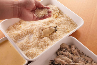 ボウルに卵を溶きほぐし、小麦粉を加えて混ぜる。かきを卵液にくぐらせてパン粉をつけ、中温の揚げ油でカリッと揚げて取り出し、油をきる。皿に盛ってキャベツを添え、レモン汁、中濃ソースを好みでつけて食べる。
