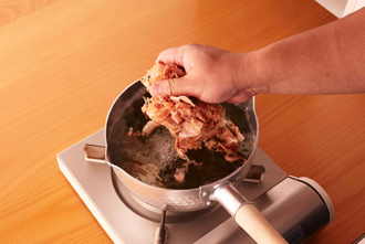だし昆布の表面を布巾で拭き、鍋に入れて水を加え30分ほどおく。中火にかけ、煮立つ直前で削り節を加え、弱火で5～6分煮て火をとめ、そのまま冷ます。鯛は薄いそぎ切りにする。