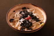 おいしい煮汁を使って、しめはうどんにしましょう。ゆでうどんを器に盛って土鍋のだし汁を注ぎ、梅肉、のり、きざんだねぎなどをのせ、わさびを好みの量つけながら食べます。だし汁にわさびの組み合わせがポイントです。