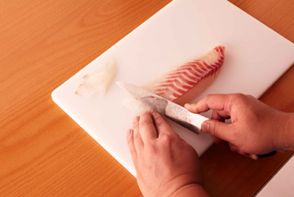 豆腐は食べやすい大きさに切る。水菜、三つ葉は食べやすい長さに切る。オクラはへたを切り、がくをそぎ取る。しいたけは石づきを取り、十文字に飾り包丁を入れる。
