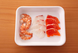 えびは尾と足、殻を外して酒、塩各少々（分量外）を入れた熱湯でサッとゆで、ざるに上げて水気をきる。