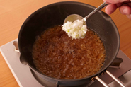 手作りラー油は、ごま油をよく熱してから、香味野菜を入れます。ねぎやしょうががジュッと音をたてるくらいに熱せられると、香ばしい香りと甘みが出てきます。少し煮て、油に香りが移ったら粉唐辛子と花椒を加えます。※密閉容器に入れ、冷蔵庫で1ヵ月くらい保存できます。