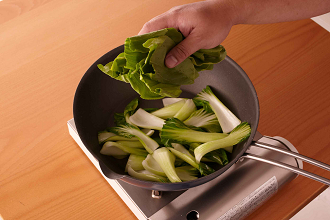 フライパンにサラダ油大さじ1をたし、青梗菜も同様に炒めて取り出す。スープを作った土鍋に赤唐辛子、豚肉、ねぎ、青梗菜を入れ、豆腐はおおまかにちぎって加える。豆苗を加え、全体が温まって肉に火が通ればできあがり。白すりごま、ラー油をかけて食べる。