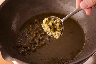 フライパンに残した鶏肉の焼き汁にドレッシングの材料を加えてサッと温め、ドレッシングを作る。皿にハーブミックス、紫玉ねぎ、プチトマトを敷き、食べやすくそぎ切りにしたチキンソテーにレバーペーストを塗って盛り付け、ドレッシングをかける。