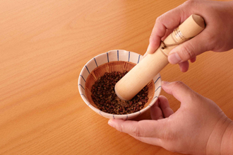 花椒はすり鉢で細かく砕く。玉ねぎは薄切りにして水にさらし、ざるに上げて水気をきる。香菜はざく切りにする。