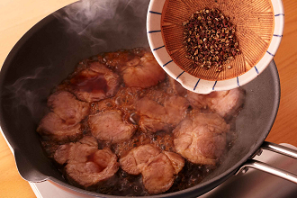 Aを混ぜ合わせる。豚肉の粗熱が取れたら、厚さ1センチくらいに切る。フライパンにサラダ油を中火で熱し、肉をこんがりと焼きつける（火は通っているので、焼き色がつけばよい）。Ａと花椒を加え、さっとからめて火を止める。皿に盛り、香菜、玉ねぎを添える。