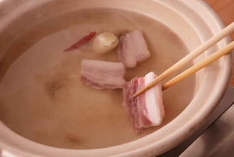 鍋にAを入れて中火にかけ、煮立ったら塩豚と野菜を入れて煮る。火が通ったらできあがり。塩、こしょう、しょうゆを加えて味をととのえる（塩豚の塩気があるので、味をみてから仕上げの調味料を入れて）。粉唐辛子や白いりごまを好みでふって食べる。
