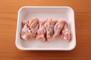 黒糖煮の味つけで、鶏手羽元を煮るのもおすすめです。同量の煮汁に対して、手羽元は6本くらい。サラダ油で焼きつけ、煮汁を加えて柔らかくなるまで煮からめます。