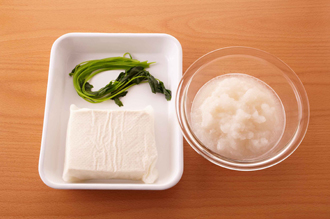 豆腐はペーパータオルで包んで10分おいて水きりし、食べやすく切る。大根はすりおろし、かるく水気をきる。三つ葉6本は熱湯でさっとゆでてさましておき、残りは長さ3センチに切る。