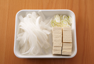 しじみは殻と殻をこすり合わせてきれいに洗う。大根は皮をむき、皮むき器で縦に薄く削って、リボン状にする。豆腐は食べやすい大きさに切る。ねぎは幅１センチの斜め切りにする。