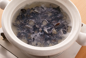鍋に昆布、水、酒を入れて中火にかけ、煮立ったらしじみを加える。しじみの口が開くまで煮る。