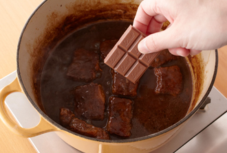 チョコレートを加えて弱めの中火にし、味がなじむまでときどき混ぜながら10分ほど煮る。塩、こしょう各少々で味をととのえる。器に盛り、生クリームをかける。パンはハート型に抜いてトーストし、パセリで飾りをつける。ゆでたショートパスタを添えて。