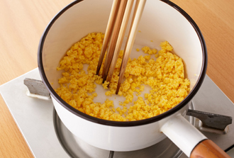 すし酢を混ぜて、温かいご飯に回しかけ、きるようにさっくりと混ぜてすし飯を作る。卵を溶きほぐし、Aを加えて混ぜる。鍋に溶き卵を入れて弱めの中火にかける。菜箸4～5本を使って混ぜ、そぼろ状にする。別の鍋にひき肉を入れ、Bを加えてほぐすように混ぜて中火にかけ、菜箸4～5本を使って混ぜ、細かいそぼろ状にする。