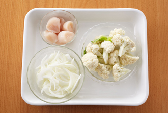 帆立はAで下味をつける。カリフラワーは小房に分ける。玉ねぎは薄切りにする。