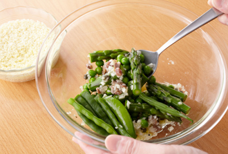 ボウルにAの材料を混ぜ合わせ、ゆでた野菜を加えてあえる。全体がなじんだらクスクスを加え、よくあえる。