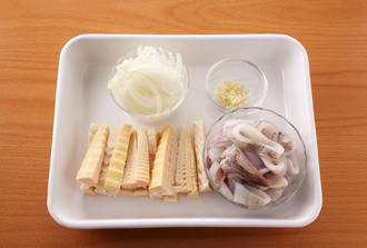 ヤリイカは内臓を取り出してよく洗い、胴を輪切りにする。たけのこは食べやすい大きさに切る。玉ねぎは薄切りにする。＊ヤリイカの足は冷凍保存もできる。炒めものなどに便利です。