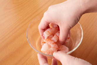 パプリカは縦半分に切って種を取る。トマトは一口大に切る。むきえびは下味をもみ込み、5分ほどおいてサッと洗い、ペーパータオルで水気をおさえる。