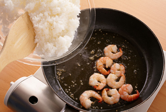 フライパンにサラダ油大さじ1をたし、にんにくを中火で炒める。香りが出たらむきえびを加えて炒め合わせる。えびの色が変わったらご飯を加えて炒め合わせ、Aを加えて味つけをする。全体に味がなじんだらレタスを加えてさっと炒めて卵を戻し入れ、万能ねぎを加えてひと混ぜする。器に盛り、香菜をのせる。