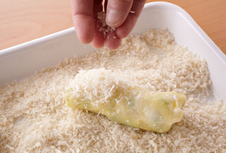 2に小麦粉を薄くまぶし、溶き卵、パン粉の順でころもをつける。180度に熱した揚げ油に入れ、全体がきつね色になったら取り出し、油をきる。食べやすく切って皿に盛り、レモン、スイートチリソースを添える。