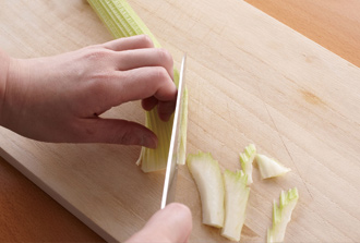 セロリは斜め薄切りにしてボウルに入れる。