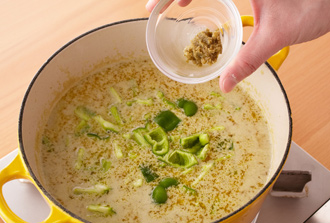 水を加え、再び煮立ったらさつまいもを加えて2分ほど煮る。プチトマト、ピーマンを加え、火が通ったらナンプラー、ゆず胡椒を加え、塩、こしょう各少々で味をととのえて火を止める。